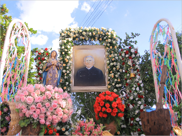 Fiéis celebram aniversário de 181 anos de nascimento do Padre Cícero
