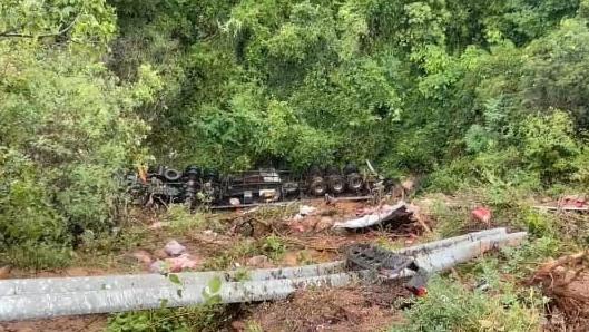Carreta tomba em Jati e carga é saqueada
