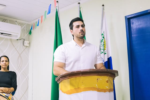 Prefeito Leo Brito nega envolvimento com homem preso nesta terça-feira (03)