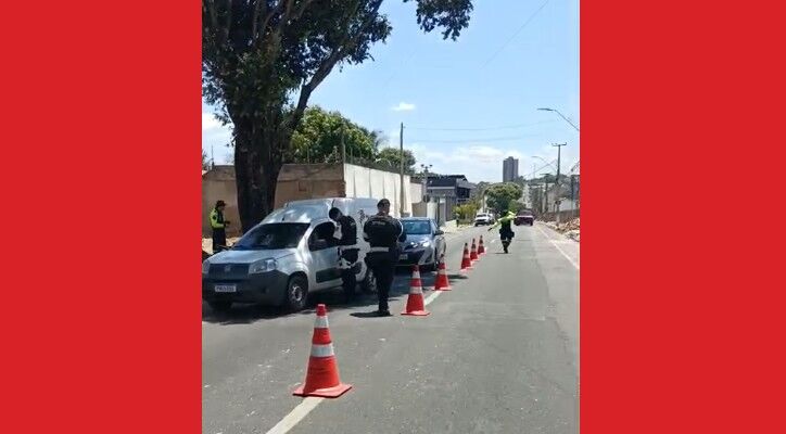 Demutran aborda 64 veículos em blitz no bairro Lagoa Seca