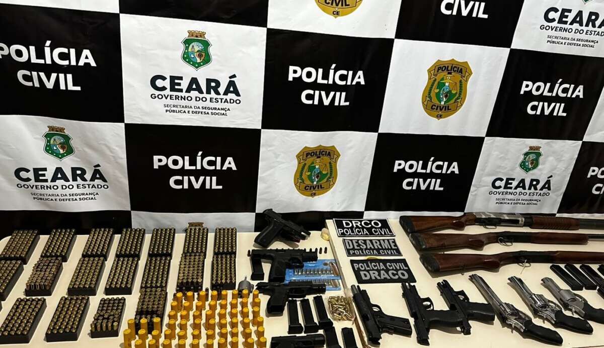 Operação policial apreende 14 armas e prende três CACs