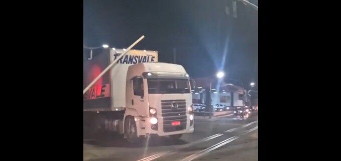 Caminhão arranca cancela do Metrô do Cariri