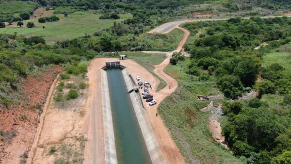 Obras do Cinturão das Águas recebem visita técnica