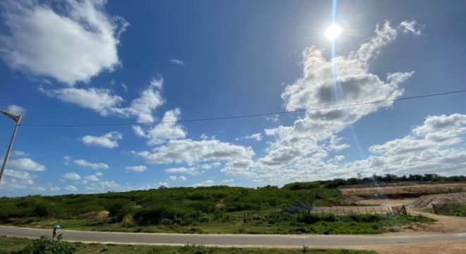 Cariri inicia semana com calor intenso