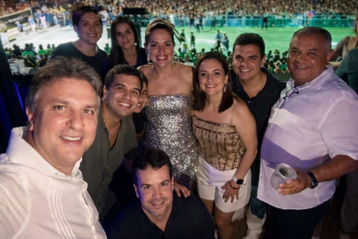 Camilo Santana e Guilherme Saraiva assistem a desfile em homenagem a Lula