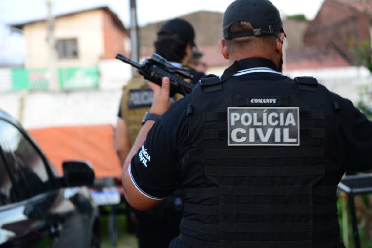 Homem é preso com armas após denúncia de tráfico