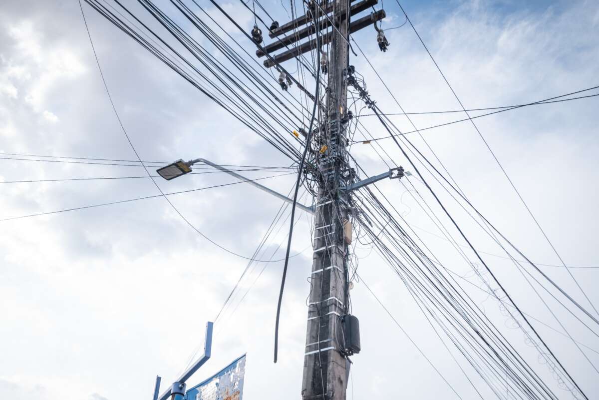 Operação vai interditar ruas para organizar cabeamento aéreo