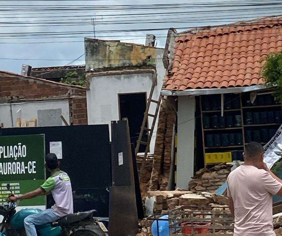 Muro da Câmara de Aurora desaba durante reforma