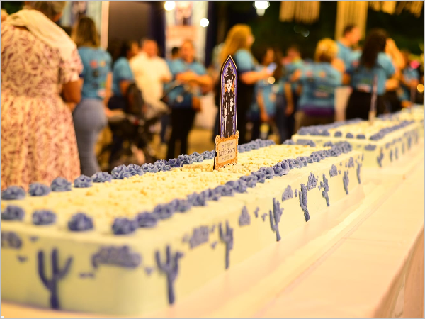 Fiéis celebram aniversário do Padre Cícero com tradicional corte do bolo