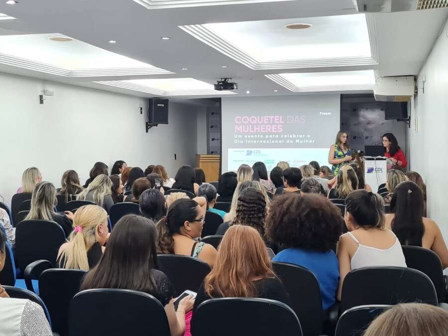 CDL de Juazeiro promove palestra e homenageia empreendedoras