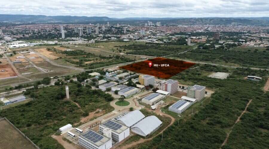 Ministro da Educação visita obras do Hospital Universitário da UFCA e assina ordens de serviço