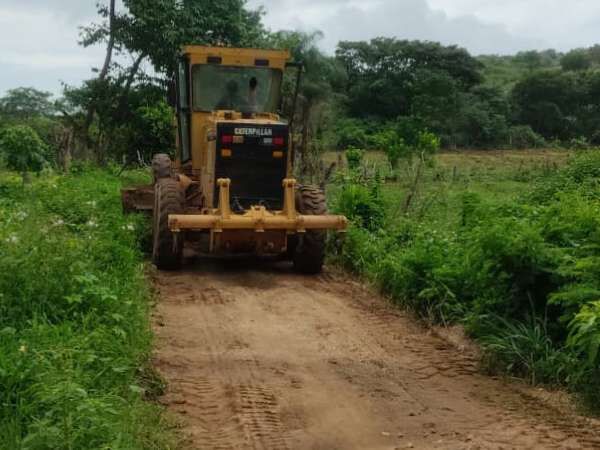 Máquinas trabalham para recuperar estradas na zona rural do Crato