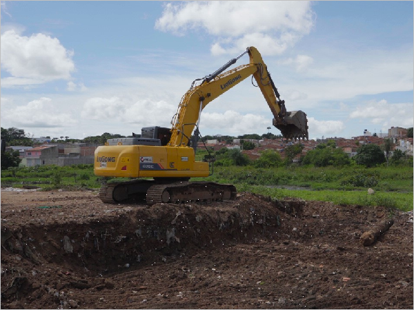 Riacho das Timbaúbas recebe serviços de limpeza mecanizada