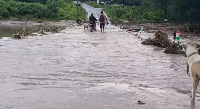 Enchente surpreende moradores e causa prejuízos em Santana do Cariri