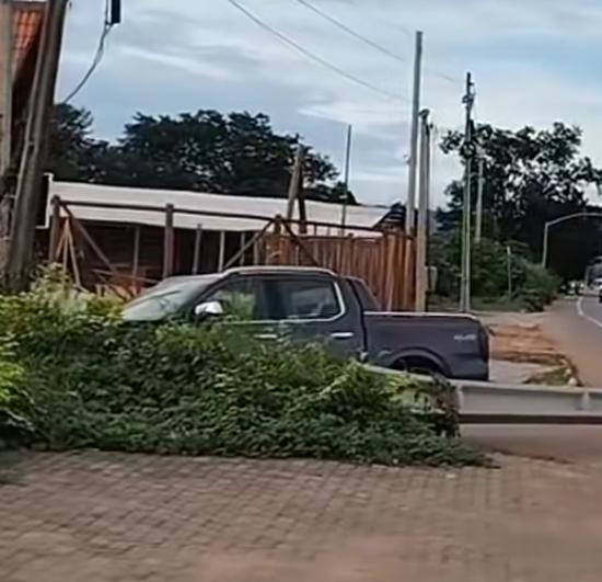 Veículo atinge poste após motorista perder o controle em Juazeiro