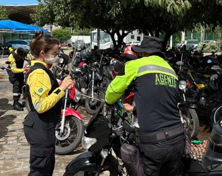 Demutran realiza instalação de antenas corta-pipa durante ação do Maio Amarelo
