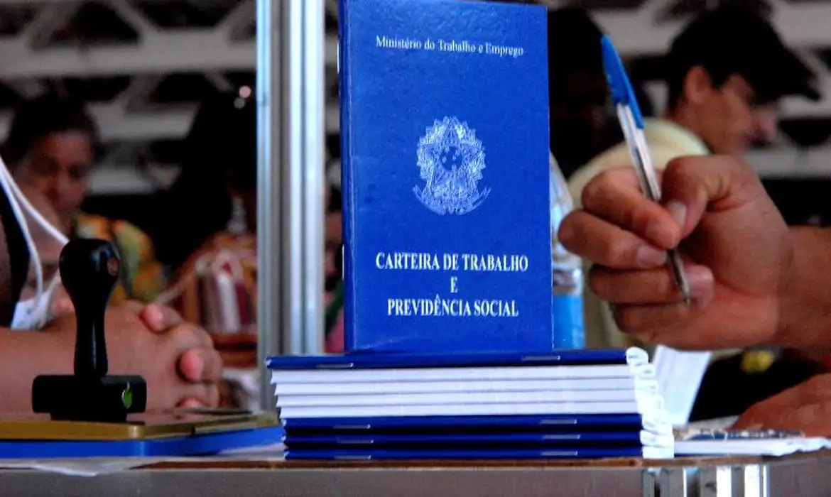 Mulheres ampliam presença no trabalho, mas seguem com salários menores