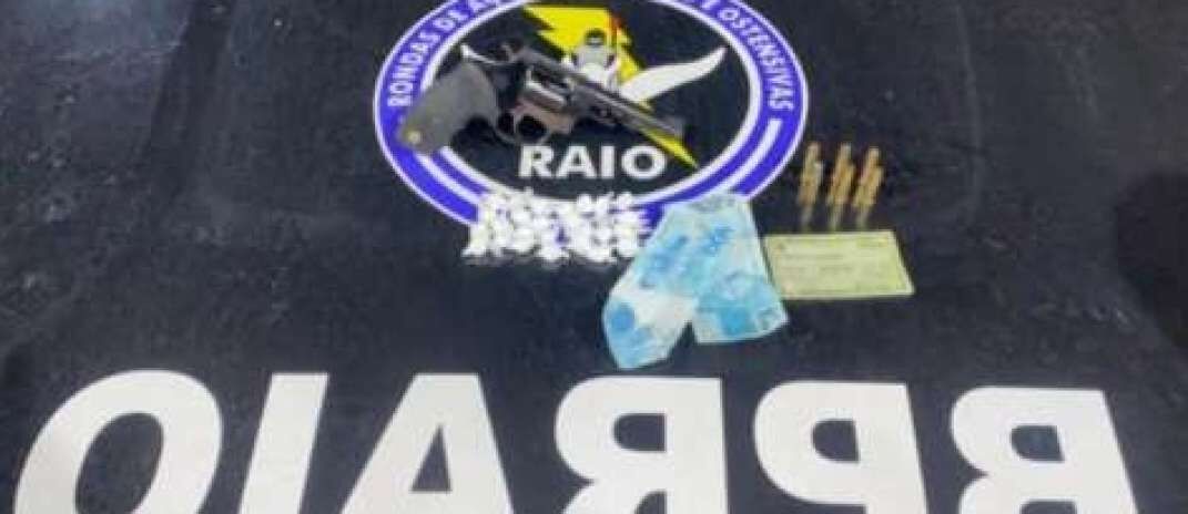 Homem com arma, drogas e motocicleta com suspeita de clonagem é preso em Barbalha