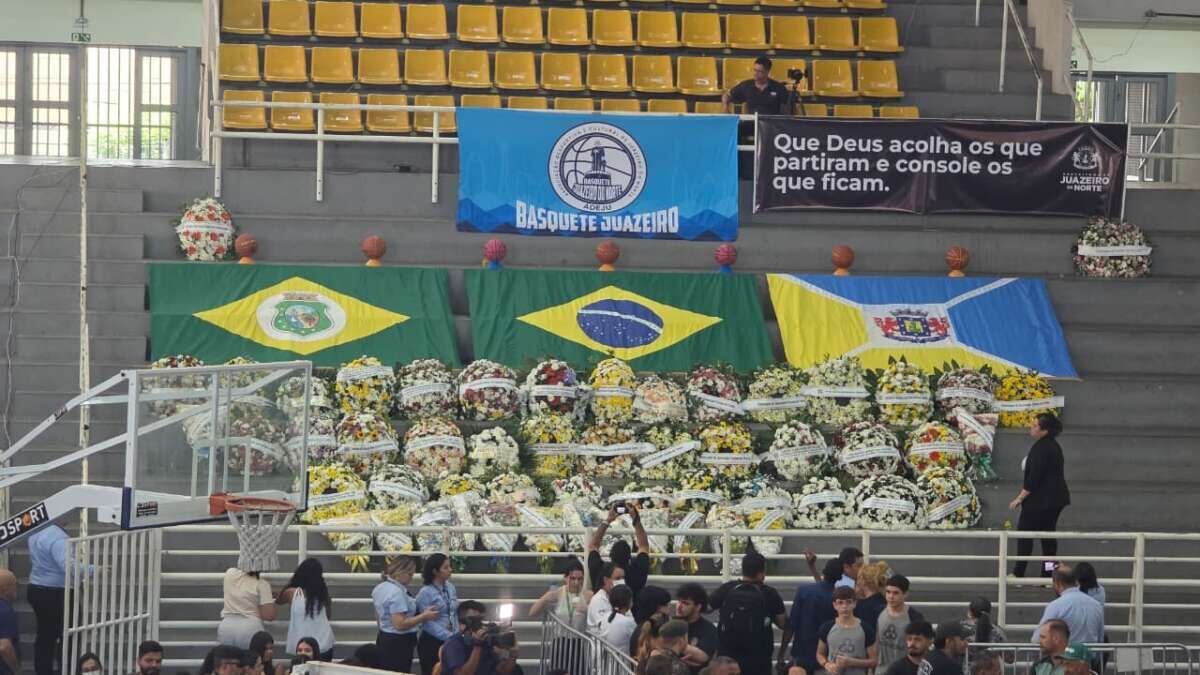 População se junta a familiares e amigos em homenagens a atletas mortos em acidente