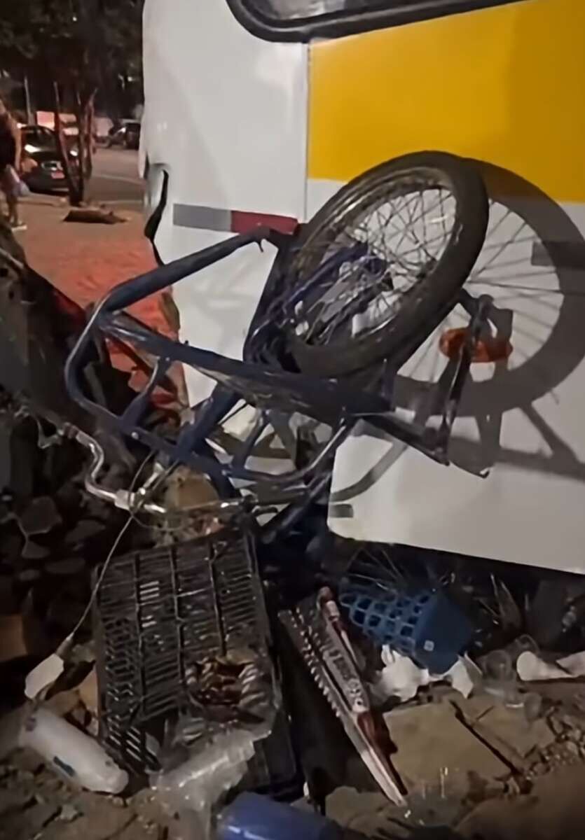 Ônibus desgovernado atinge três pessoas na calçada de escola