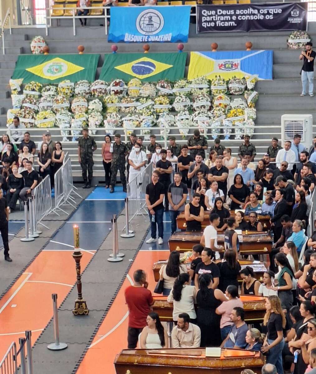 Sob comoção, Juazeiro se despede de atletas mortos em acidente
