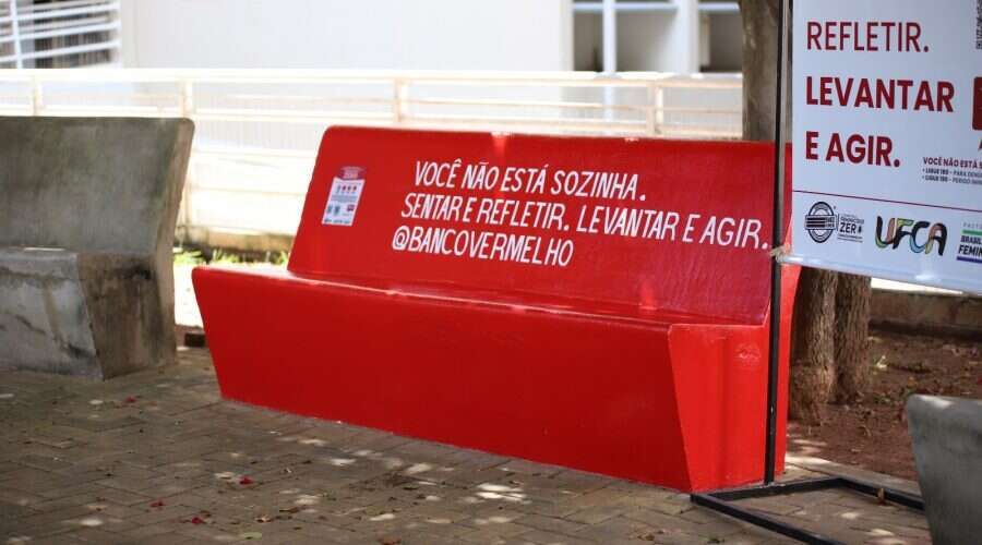 Campus Barbalha da UFCA recebe Banco Vermelho em campanha contra o feminicídio