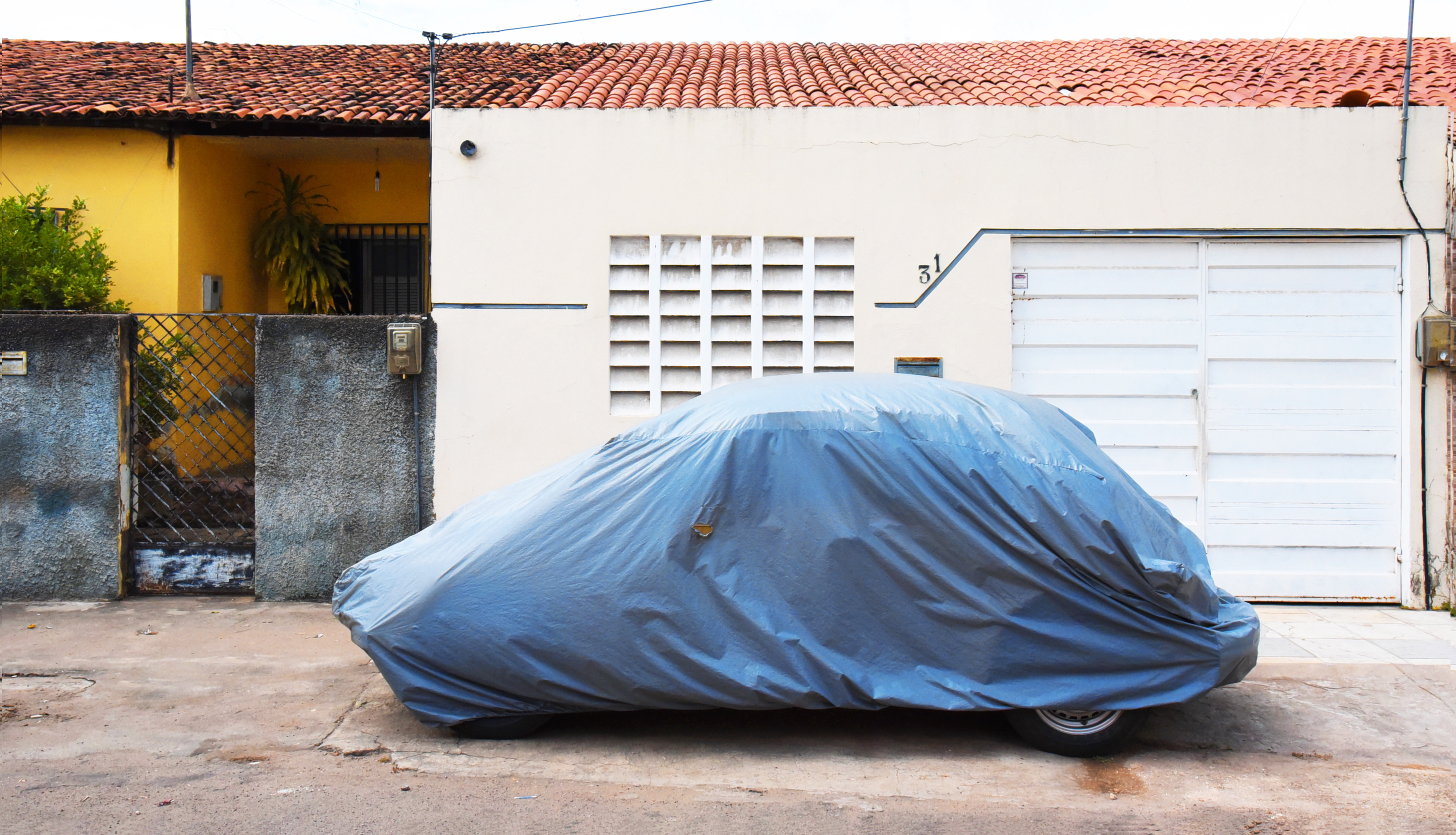 Artista visual investiga cidades e transformações urbanas em exposição no MAC