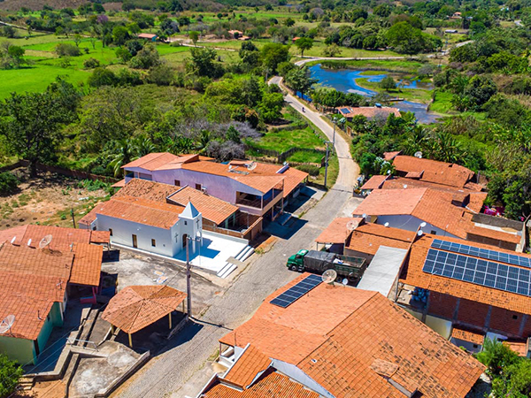 Várzea Alegre assina ordens de serviço para 50 casas populares e pavimentação de estrada