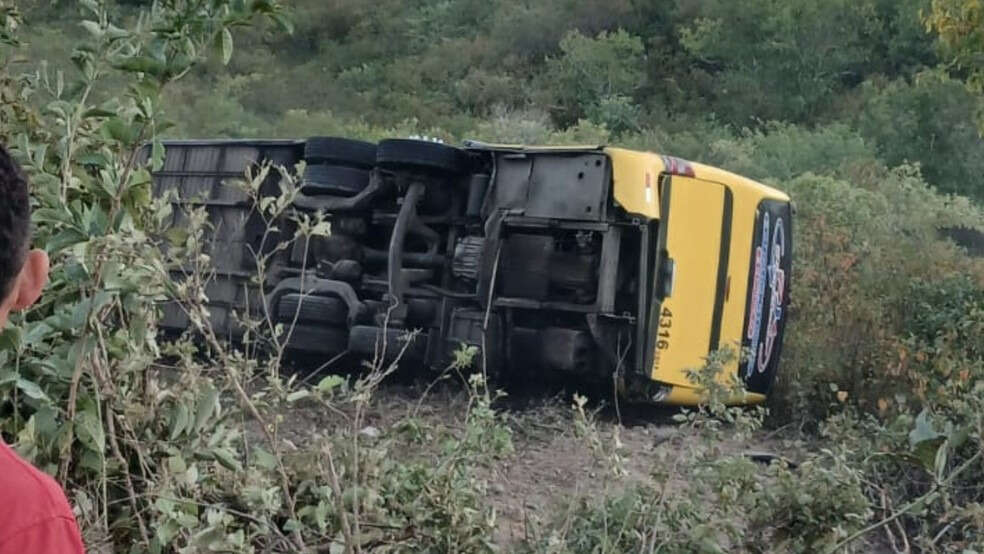 Onze romeiros seguem internados após acidente com ônibus