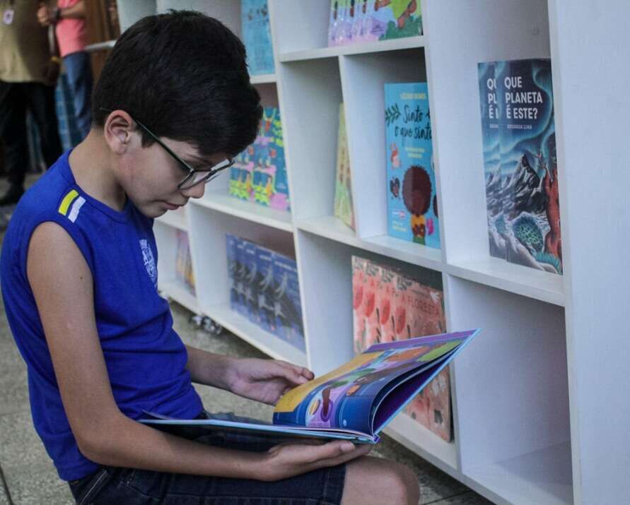 Programa Escolas Criativas recebe inscrições de autores para adaptação de obras em audiolivros
