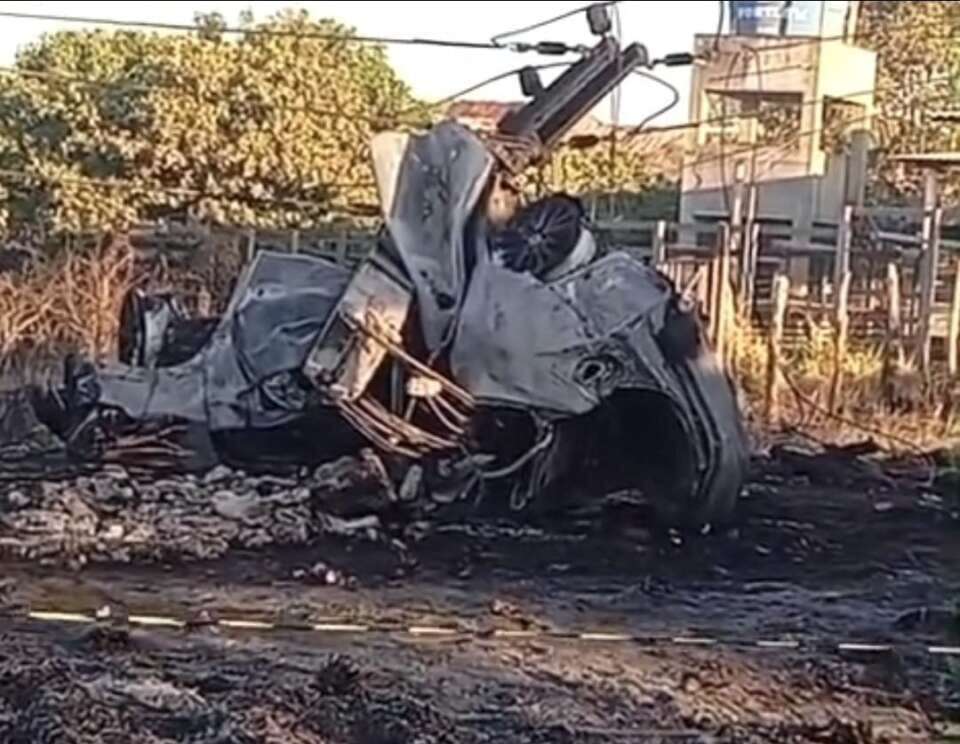 Dois homens morrem após carro bater em poste e pegar fogo no Crato