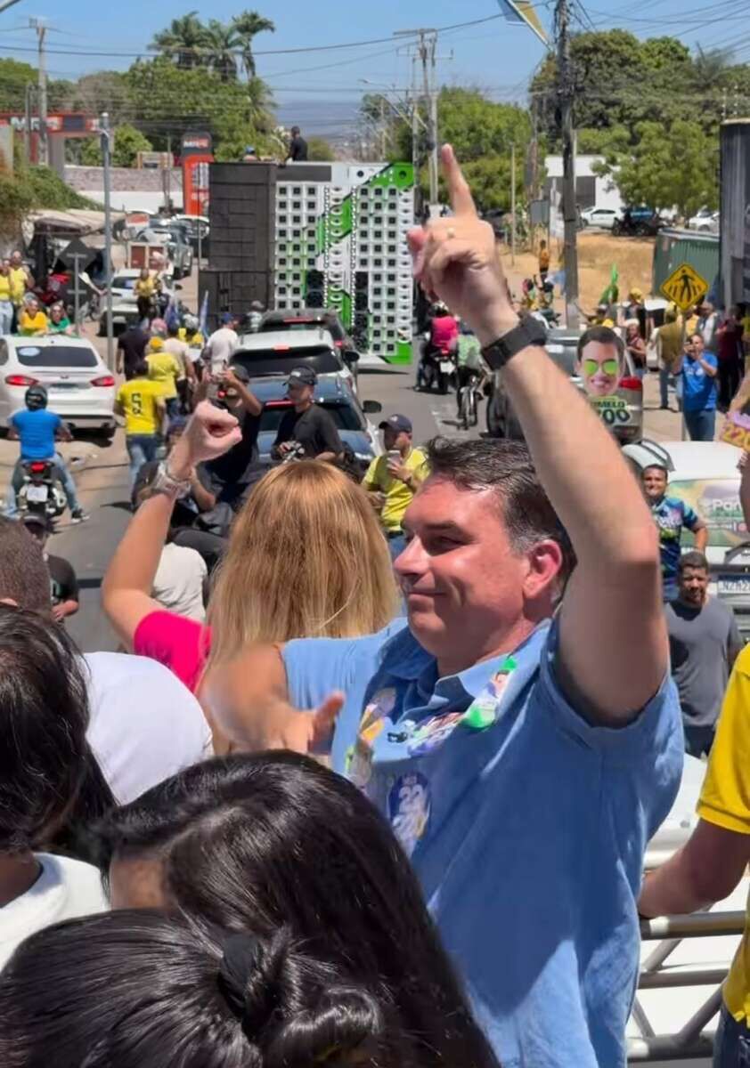 Flávio Bolsonaro chega ao Cariri para agenda com apoiadores