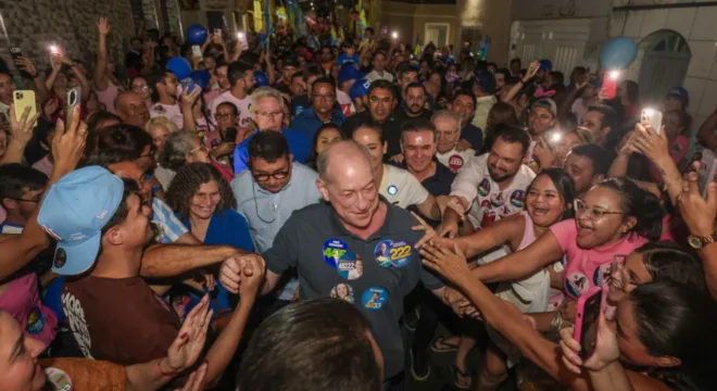 Ciro Gomes promove caminhada em Juazeiro do Norte