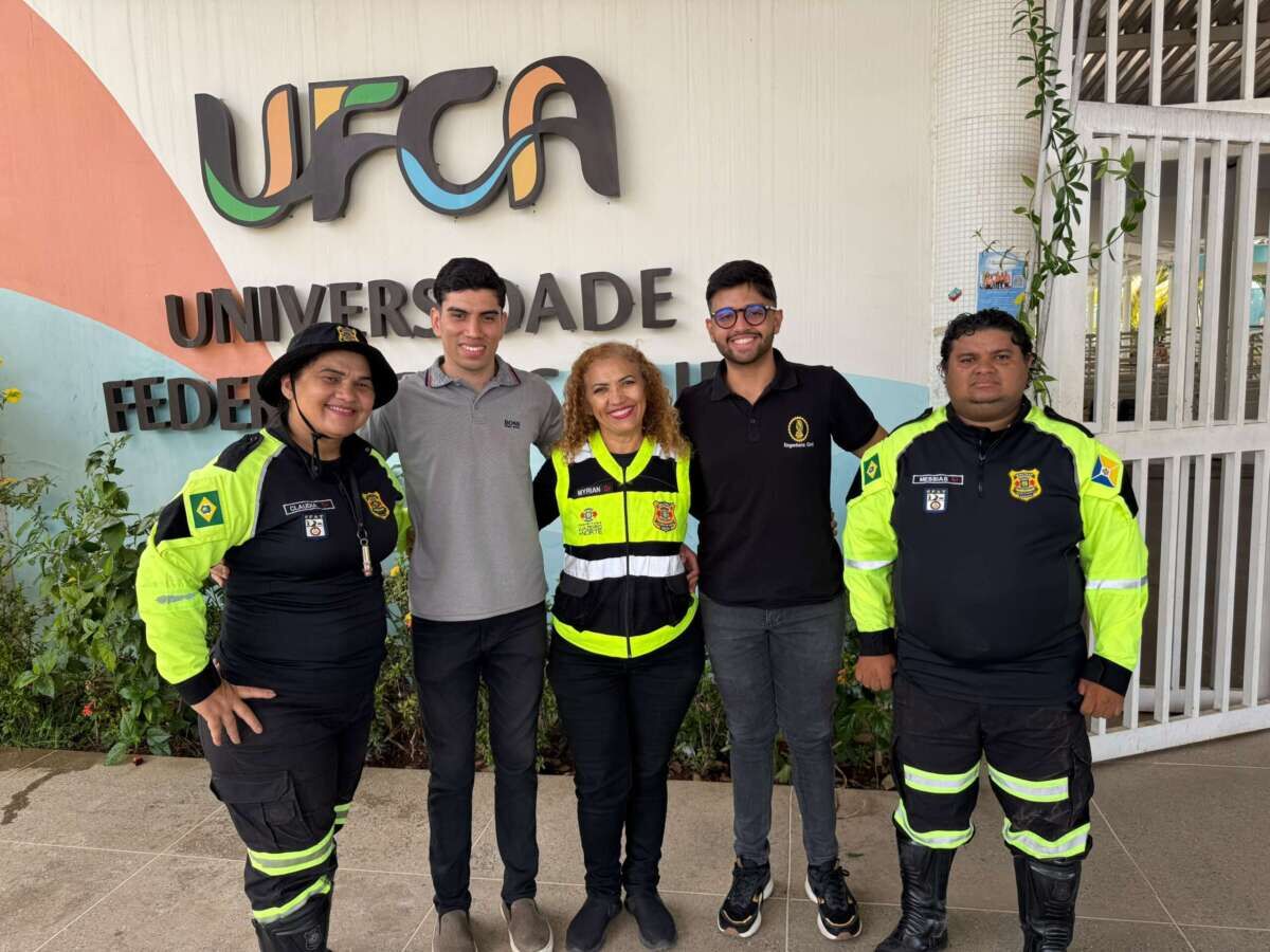 UFCA realiza blitz educativa em alusão à Semana do Trânsito