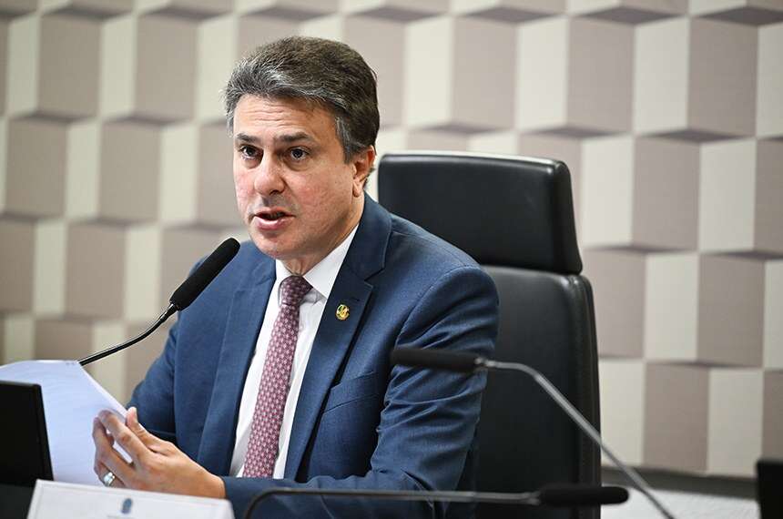 Camilo Santana pausa participação na campanha e retoma atuação no Senado