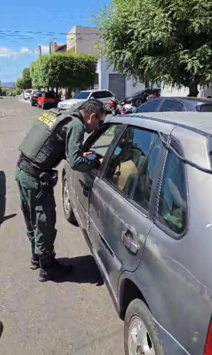 Polícia aborda homem que circulava com paredão de som durante as eleições