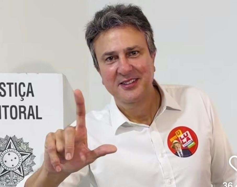 Camilo Santana vota em Barbalha e critica Flávio Bolsonaro