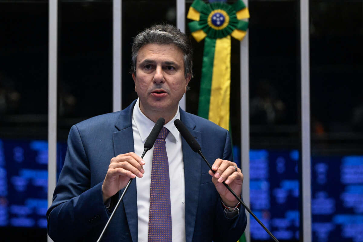 Camilo diz que Flávio Bolsonaro pretende cortar recursos de programas sociais