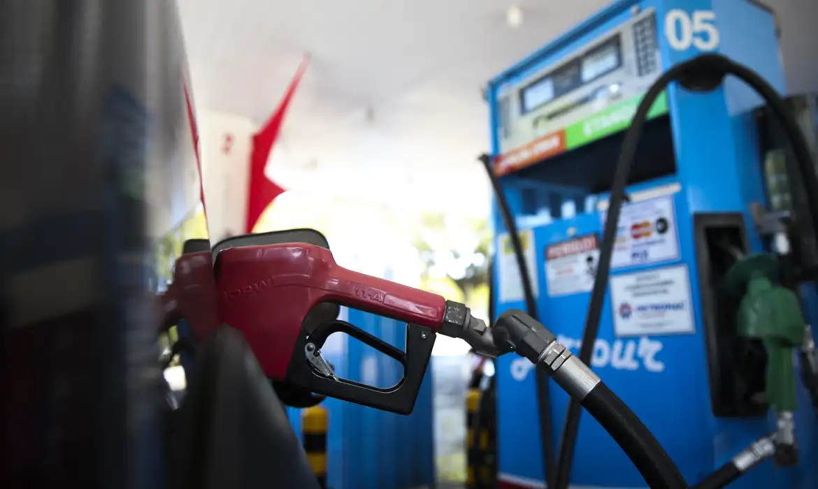 Gasolina cai para R$ 6,39 em postos do Crajubar