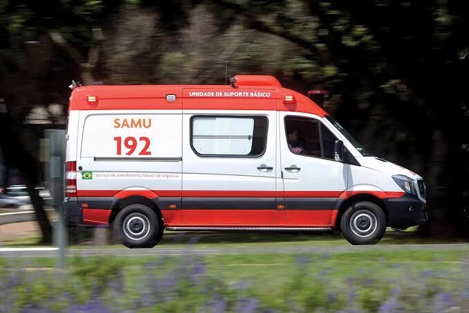 Policial  fica ferido após carro capotar em colisão com caminhão em Barro